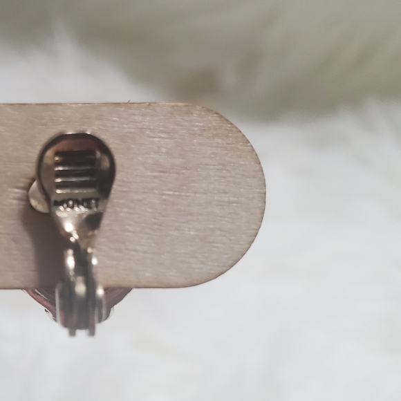 2 pairs of Monet clip on earrings - Picture 7 of 8